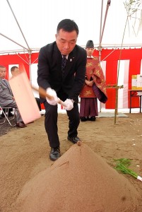 地鎮祭で穿初(うがちぞめ)をする八木岡組合長