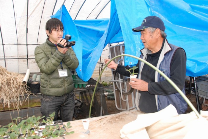 取材を受ける江橋部会長（右）