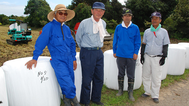 島営農生産組合の皆さん（右から入野組合長、広志さん、川﨑明男さん、齋藤政雄さん）