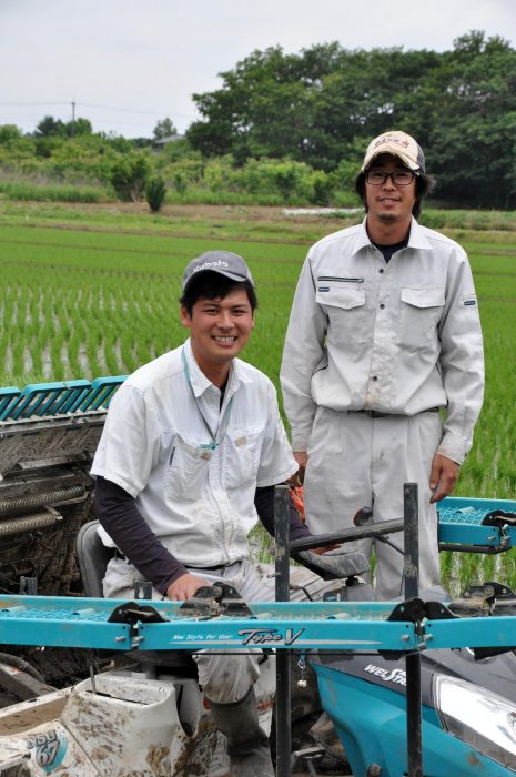 農大時代の仲間・高野悟さんと田植えを行う青木さん(左)