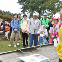 自然公園内でガイドの野鳥の解説