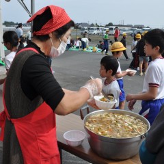 お昼は女性部特製の豚汁と新米おにぎり弁当