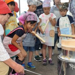 かまどに薪入れ体験