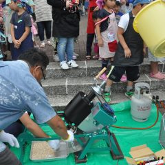 青年部によるポン菓子作り