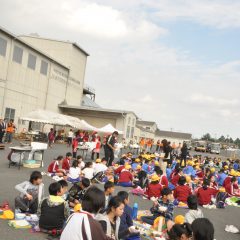 青空のもとで食事